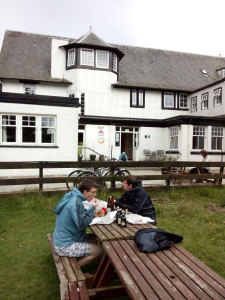 Dinner in front of the Youth Hostel in Lochranza.